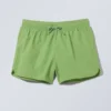 Pantalones cortos estructurados a media pierna – Verde brillante Pantalones cortos estructurados a media pierna – Verde brillante