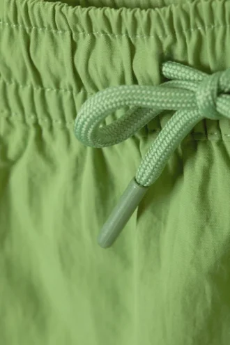 Pantalones cortos estructurados a media pierna – Verde brillante