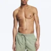 Pantalones cortos estructurados a media pierna – Verde caqui claro apagado Pantalones cortos estructurados a media pierna – Verde caqui claro apagado