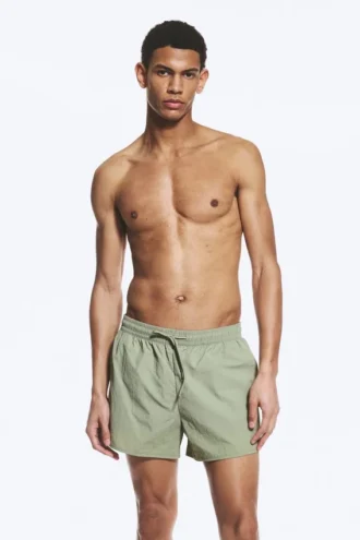 Pantalones cortos estructurados a media pierna – Verde caqui claro apagado