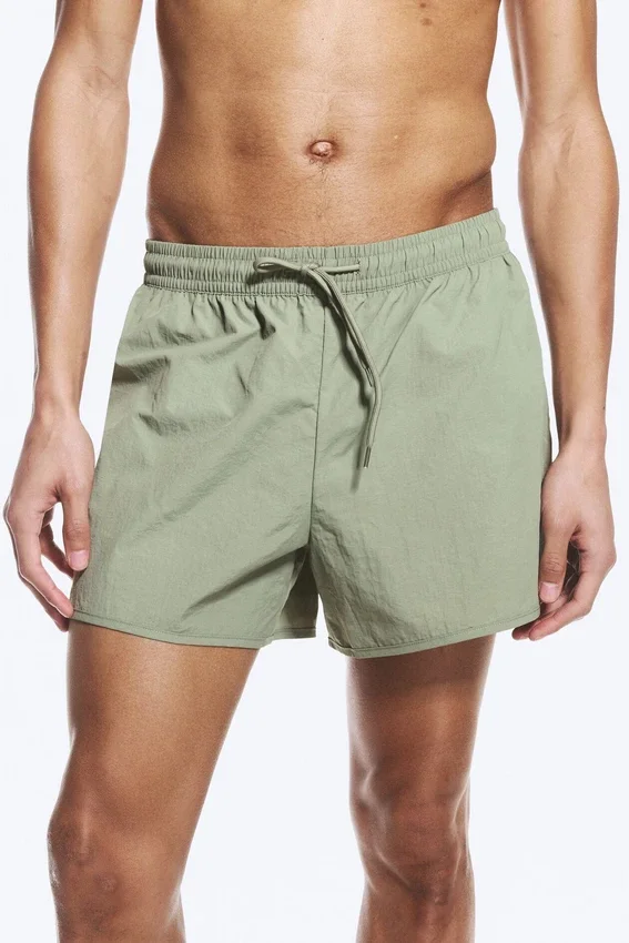 Pantalones cortos estructurados a media pierna – Verde caqui claro apagado Pantalones cortos estructurados a media pierna – Verde caqui claro apagado