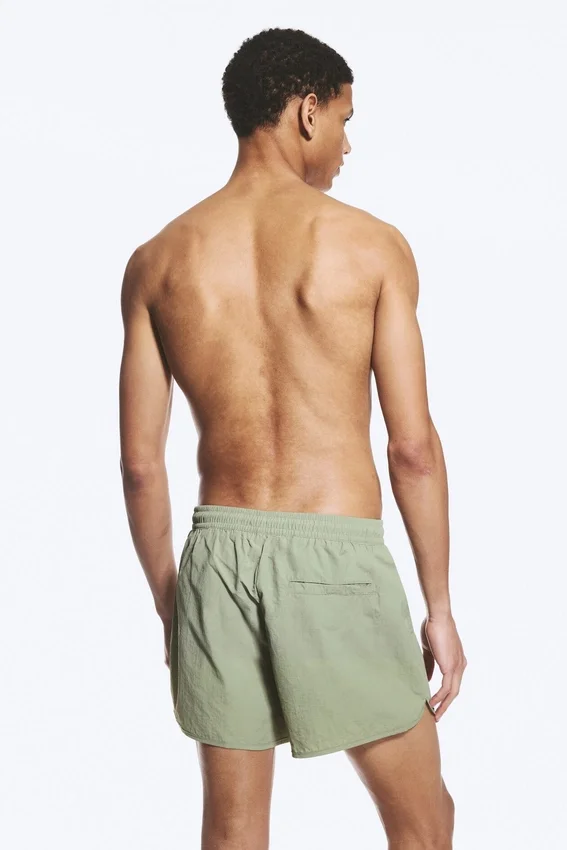 Pantalones cortos estructurados a media pierna – Verde caqui claro apagado Pantalones cortos estructurados a media pierna – Verde caqui claro apagado