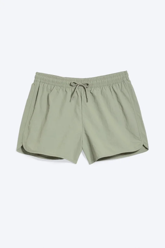 Pantalones cortos estructurados a media pierna – Verde caqui claro apagado Pantalones cortos estructurados a media pierna – Verde caqui claro apagado
