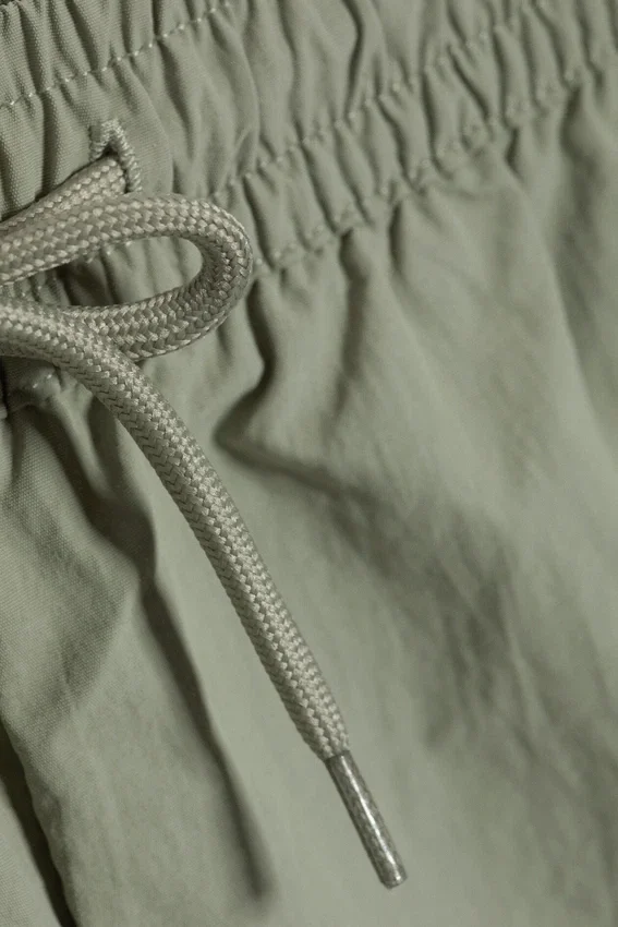 Pantalones cortos estructurados a media pierna – Verde caqui claro apagado Pantalones cortos estructurados a media pierna – Verde caqui claro apagado