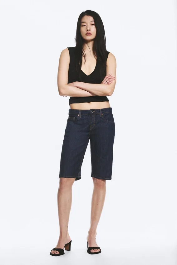 Pantalones cortos vaqueros Atom de talle bajo y largo hasta la rodilla – Blue Rinse – Azul oscuro Pantalones cortos vaqueros Atom de talle bajo y largo hasta la rodilla – Blue Rinse – Azul oscuro