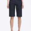 Pantalones cortos vaqueros Atom de talle bajo y largo hasta la rodilla – Blue Rinse – Azul oscuro Pantalones cortos vaqueros Atom de talle bajo y largo hasta la rodilla – Blue Rinse – Azul oscuro