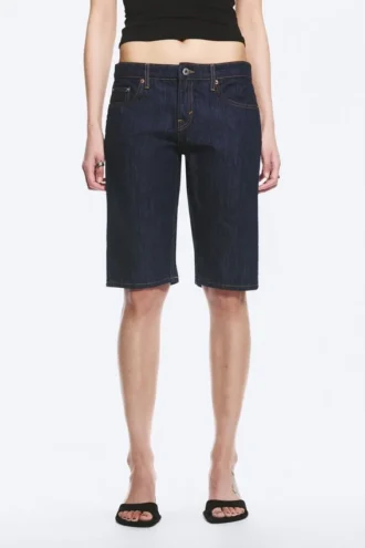 Pantalones cortos vaqueros Atom de talle bajo y largo hasta la rodilla – Blue Rinse – Azul oscuro
