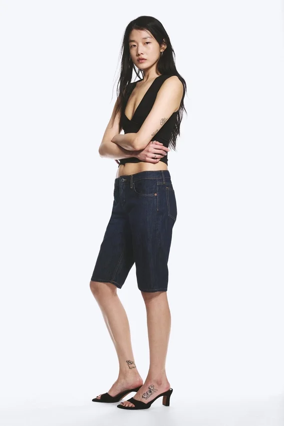 Pantalones cortos vaqueros Atom de talle bajo y largo hasta la rodilla – Blue Rinse – Azul oscuro Pantalones cortos vaqueros Atom de talle bajo y largo hasta la rodilla – Blue Rinse – Azul oscuro