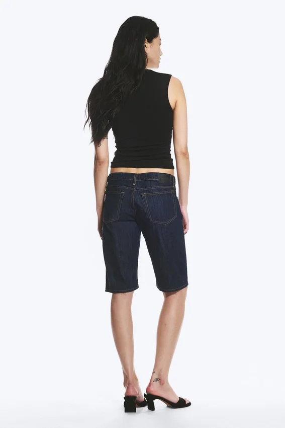 Pantalones cortos vaqueros Atom de talle bajo y largo hasta la rodilla – Blue Rinse – Azul oscuro Pantalones cortos vaqueros Atom de talle bajo y largo hasta la rodilla – Blue Rinse – Azul oscuro