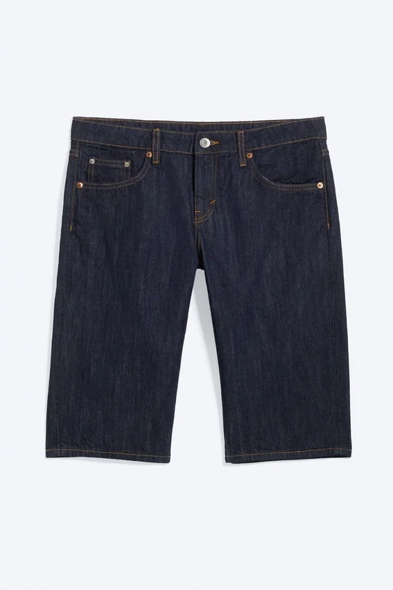 Pantalones cortos vaqueros Atom de talle bajo y largo hasta la rodilla – Blue Rinse – Azul oscuro Pantalones cortos vaqueros Atom de talle bajo y largo hasta la rodilla – Blue Rinse – Azul oscuro