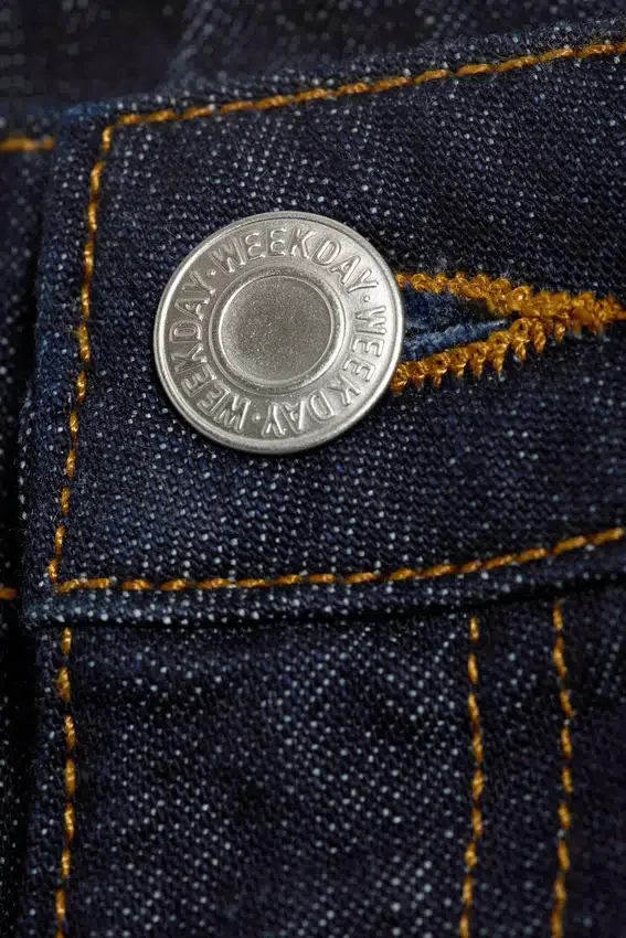 Pantalones cortos vaqueros Atom de talle bajo y largo hasta la rodilla – Blue Rinse – Azul oscuro Pantalones cortos vaqueros Atom de talle bajo y largo hasta la rodilla – Blue Rinse – Azul oscuro