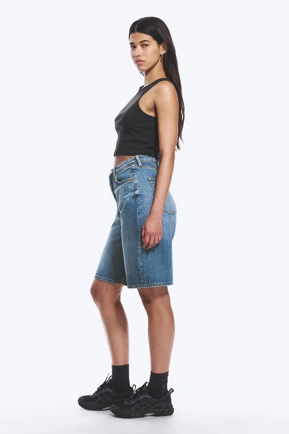 Pantalones cortos vaqueros de talle alto y pierna ancha Curve – Blue Horses – Azul medio Pantalones cortos vaqueros de talle alto y pierna ancha Curve – Blue Horses – Azul medio