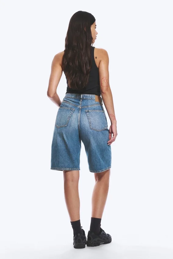 Pantalones cortos vaqueros de talle alto y pierna ancha Curve – Blue Horses – Azul medio Pantalones cortos vaqueros de talle alto y pierna ancha Curve – Blue Horses – Azul medio