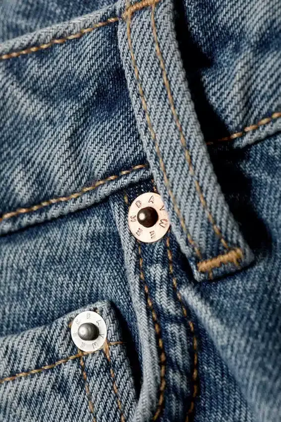 Pantalones cortos vaqueros de talle alto y pierna ancha Curve – Blue Horses – Azul medio Pantalones cortos vaqueros de talle alto y pierna ancha Curve – Blue Horses – Azul medio