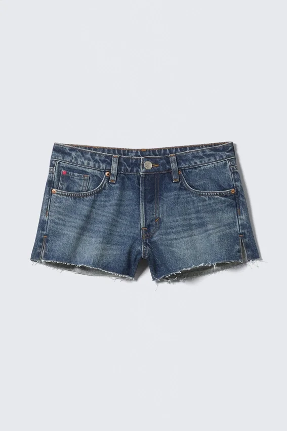 Pantalones cortos vaqueros de talle bajo con bajo sin rematar – Mountain Blue – Azul oscuro Pantalones cortos vaqueros de talle bajo con bajo sin rematar – Mountain Blue – Azul oscuro