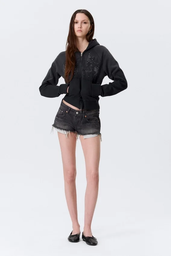 Pantalones cortos vaqueros de talle bajo con flecos Venus – Chelsea Black – Negro Pantalones cortos vaqueros de talle bajo con flecos Venus – Chelsea Black – Negro