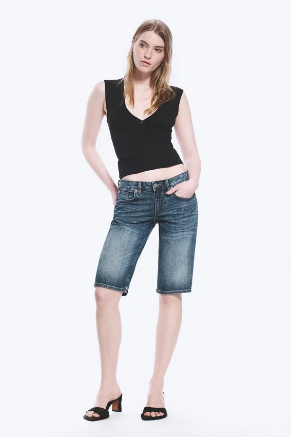 Pantalones cortos vaqueros de talle bajo Planet Slim – Blue Hymn – Azul medio Pantalones cortos vaqueros de talle bajo Planet Slim – Blue Hymn – Azul medio
