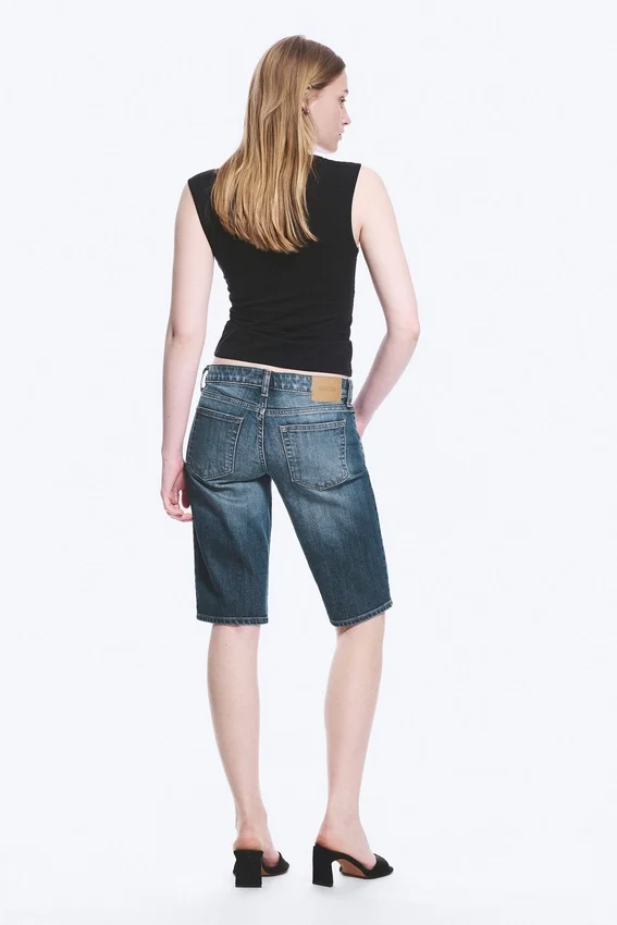 Pantalones cortos vaqueros de talle bajo Planet Slim – Blue Hymn – Azul medio Pantalones cortos vaqueros de talle bajo Planet Slim – Blue Hymn – Azul medio