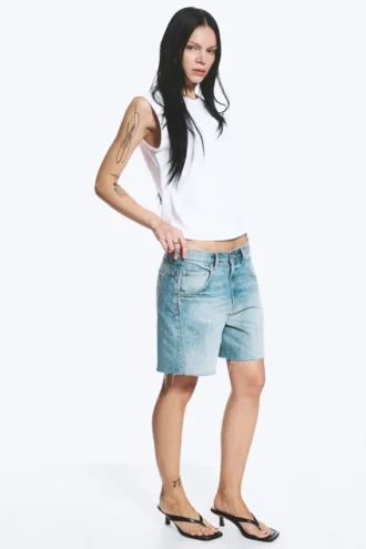 Pantalones cortos vaqueros de talle bajo y corte asimétrico – Azul costero – Azul claro