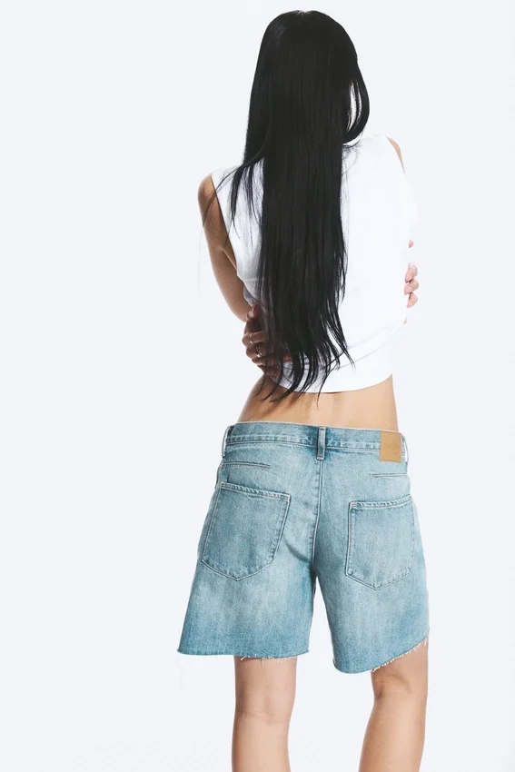 Pantalones cortos vaqueros de talle bajo y corte asimétrico – Azul costero – Azul claro Pantalones cortos vaqueros de talle bajo y corte asimétrico – Azul costero – Azul claro