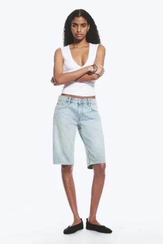 Pantalones cortos vaqueros de talle bajo y largo hasta la rodilla Atom – Azul Dream – Azul claro