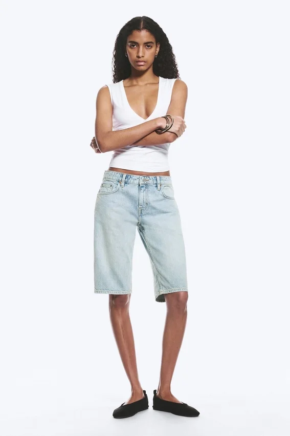 Pantalones cortos vaqueros de talle bajo y largo hasta la rodilla Atom – Azul Dream – Azul claro Pantalones cortos vaqueros de talle bajo y largo hasta la rodilla Atom – Azul Dream – Azul claro