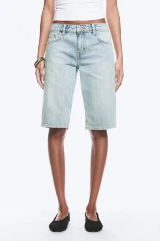 Pantalones cortos vaqueros de talle bajo y largo hasta la rodilla Atom – Azul Dream – Azul claro