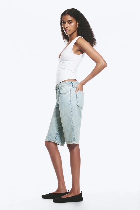 Pantalones cortos vaqueros de talle bajo y largo hasta la rodilla Atom – Azul Dream – Azul claro Pantalones cortos vaqueros de talle bajo y largo hasta la rodilla Atom – Azul Dream – Azul claro
