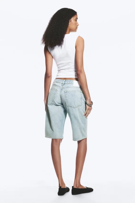 Pantalones cortos vaqueros de talle bajo y largo hasta la rodilla Atom – Azul Dream – Azul claro Pantalones cortos vaqueros de talle bajo y largo hasta la rodilla Atom – Azul Dream – Azul claro
