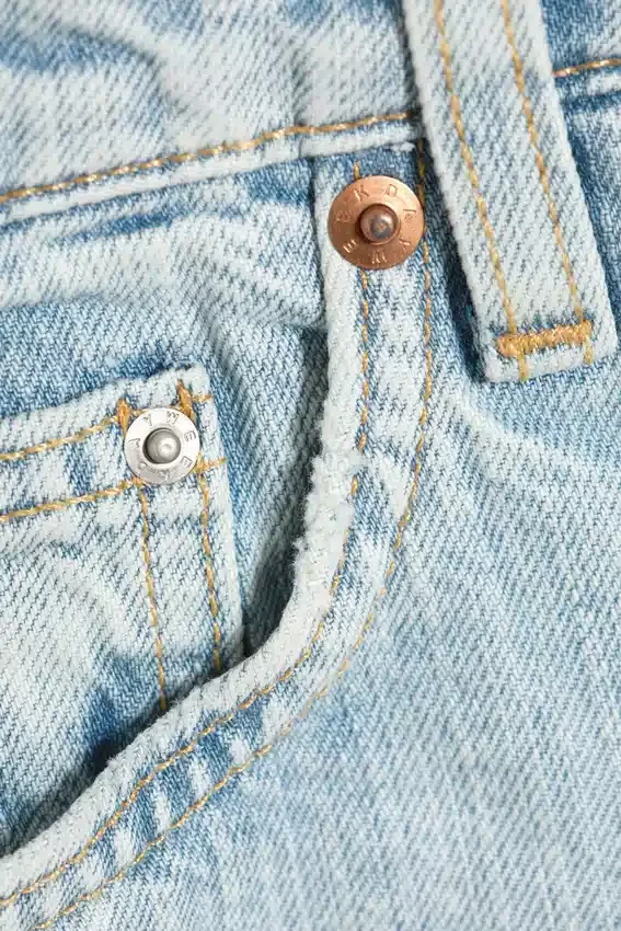 Pantalones cortos vaqueros de talle bajo y largo hasta la rodilla Atom – Azul Dream – Azul claro Pantalones cortos vaqueros de talle bajo y largo hasta la rodilla Atom – Azul Dream – Azul claro