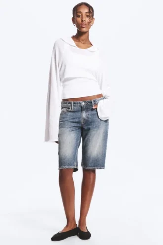 Pantalones cortos vaqueros de talle bajo y largo hasta la rodilla Atom – Azul Redondo – Azul medio