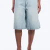Pantalones cortos vaqueros de talle medio, holgados y con pinzas – Dream Blue – Azul claro Pantalones cortos vaqueros de talle medio, holgados y con pinzas – Dream Blue – Azul claro