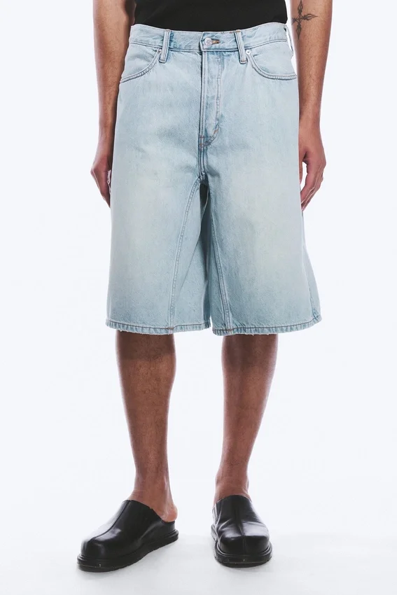 Pantalones cortos vaqueros de talle medio, holgados y con pinzas – Dream Blue – Azul claro Pantalones cortos vaqueros de talle medio, holgados y con pinzas – Dream Blue – Azul claro