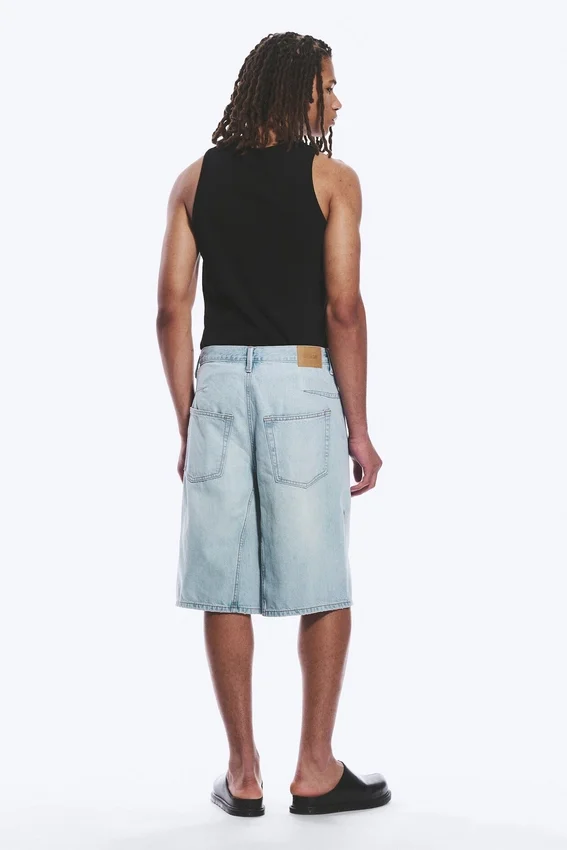 Pantalones cortos vaqueros de talle medio, holgados y con pinzas – Dream Blue – Azul claro Pantalones cortos vaqueros de talle medio, holgados y con pinzas – Dream Blue – Azul claro