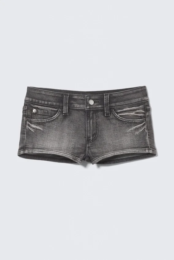 Pantalones cortos vaqueros mini de talle bajo Booty Bei – Black Moon – Gris | Cheap Monday GB Pantalones cortos vaqueros mini de talle bajo Booty Bei – Black Moon – Gris | Cheap Monday GB