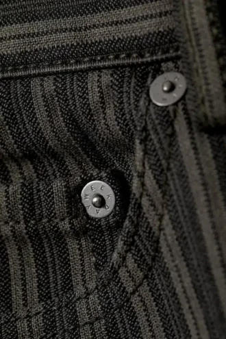 Pantalones de algodón de cintura baja con rayas diplomáticas – Gris oscuro a rayas
