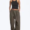 Pantalones de algodón de corte globo – Gris topo oscuro Pantalones de algodón de corte globo – Gris topo oscuro
