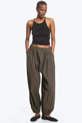 Pantalones de algodón de corte globo – Gris topo oscuro