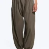 Pantalones de algodón de corte globo – Gris topo oscuro Pantalones de algodón de corte globo – Gris topo oscuro