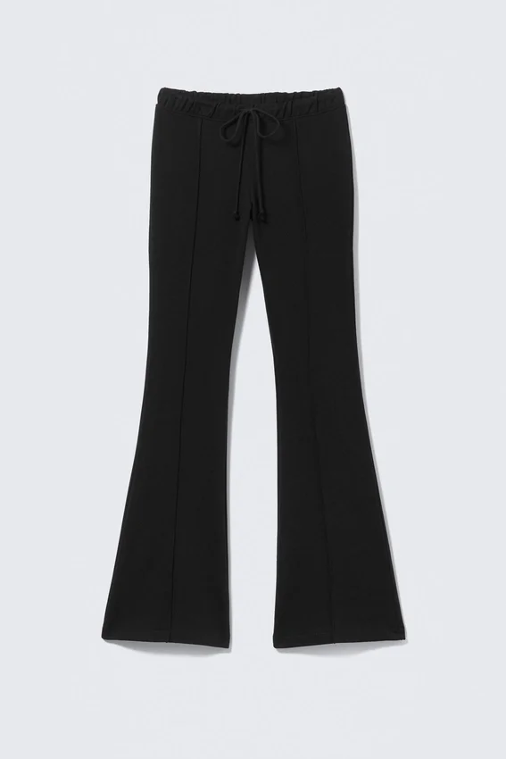 Pantalones de chándal acampanados con pinzas y cintura media – Negro Pantalones de chándal acampanados con pinzas y cintura media – Negro
