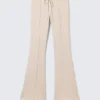 Pantalones de chándal acampanados con pinzas y talle medio – Beige claro Pantalones de chándal acampanados con pinzas y talle medio – Beige claro
