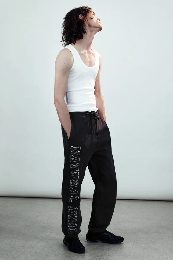 Pantalones de chándal bordados Mechatok – Negro Pantalones de chándal bordados Mechatok – Negro