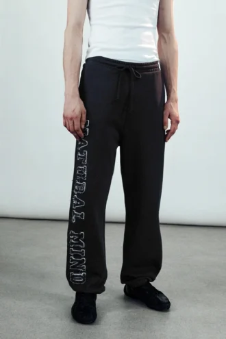 Pantalones de chándal bordados Mechatok – Negro