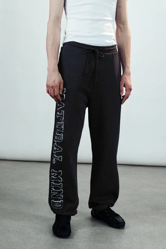 Pantalones de chándal bordados Mechatok – Negro Pantalones de chándal bordados Mechatok – Negro