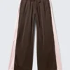 Pantalones de chándal de corte ancho y holgado – Marrón oscuro – Rayas rosas Pantalones de chándal de corte ancho y holgado – Marrón oscuro – Rayas rosas