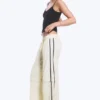 Pantalones de chándal de nailon con cremallera desmontable – Beige – Rayas negras Pantalones de chándal de nailon con cremallera desmontable – Beige – Rayas negras