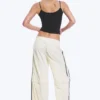 Pantalones de chándal de nailon con cremallera desmontable – Beige – Rayas negras Pantalones de chándal de nailon con cremallera desmontable – Beige – Rayas negras