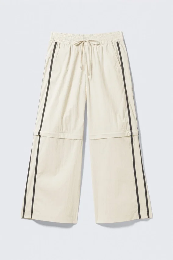 Pantalones de chándal de nailon con cremallera desmontable – Beige – Rayas negras Pantalones de chándal de nailon con cremallera desmontable – Beige – Rayas negras