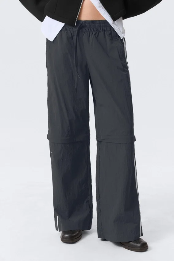 Pantalones de chándal de nailon con cremallera desmontable – Negro – Rayas beige Pantalones de chándal de nailon con cremallera desmontable – Negro – Rayas beige