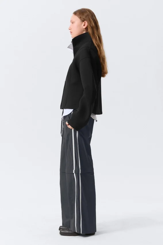 Pantalones de chándal de nailon con cremallera desmontable – Negro – Rayas beige Pantalones de chándal de nailon con cremallera desmontable – Negro – Rayas beige